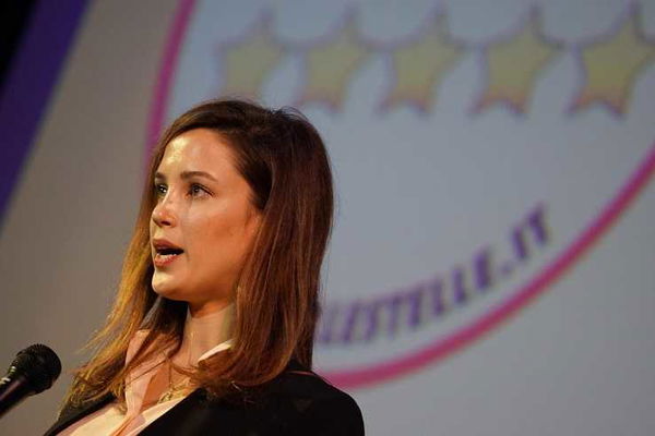 Alessia D’Alessandro non sa pronunciare «Cdu» in tedesco | VIDEO