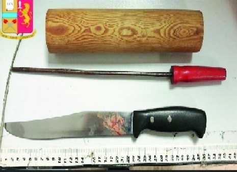 Lui guarda la partita in tv, lei lo morde e tenta di accoltellarlo