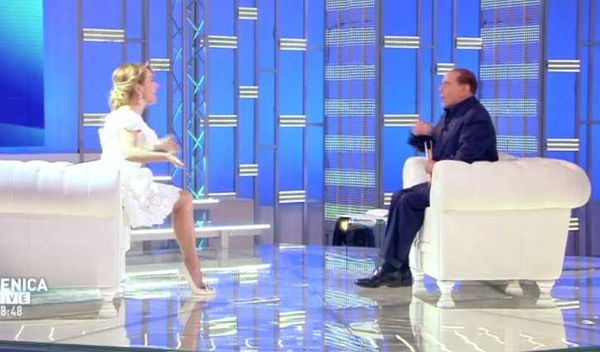 Barbara D’Urso a Berlusconi: «Mi fai prendere una super multa». «Ma la pago io!» | VIDEO