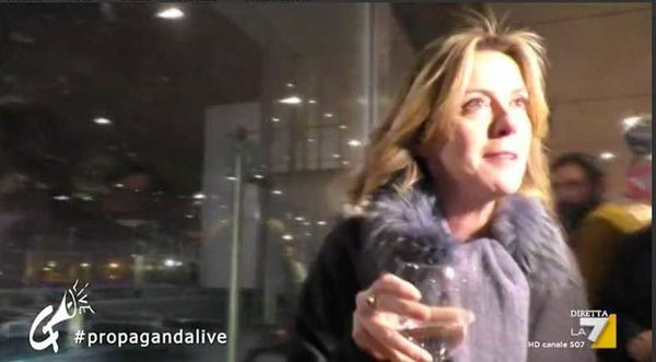 Beatrice Lorenzin all’Acquario di Genova con i «delfini carini» | VIDEO
