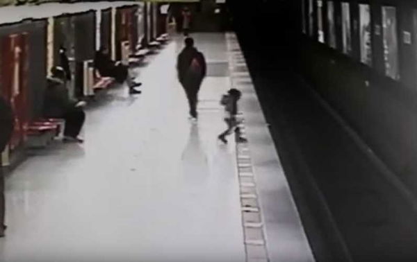 Il ragazzo eroe che ha salvato un bimbo caduto sui binari: «Avevo un minuto di tempo»