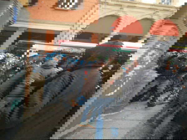 Bologna: la polizia carica i manifestanti antifascisti. Protestavano contro comizio di Forza Nuova
