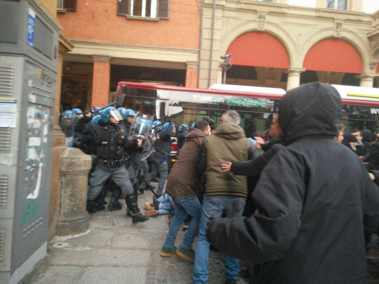 Bologna: la polizia carica i manifestanti antifascisti. Protestavano contro comizio di Forza Nuova article-post