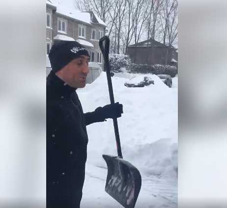 Il messaggio dell’italo canadese agli italiani: «Non piangete per la neve, spalate»