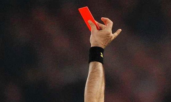 L’arbitro minacciato dai tifosi incappucciati: insulti razzisti e inseguimento in auto