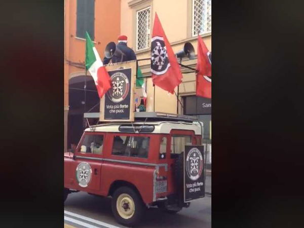 CasaPound e il camioncino elettorale a Bologna che finisce malissimo | VIDEO