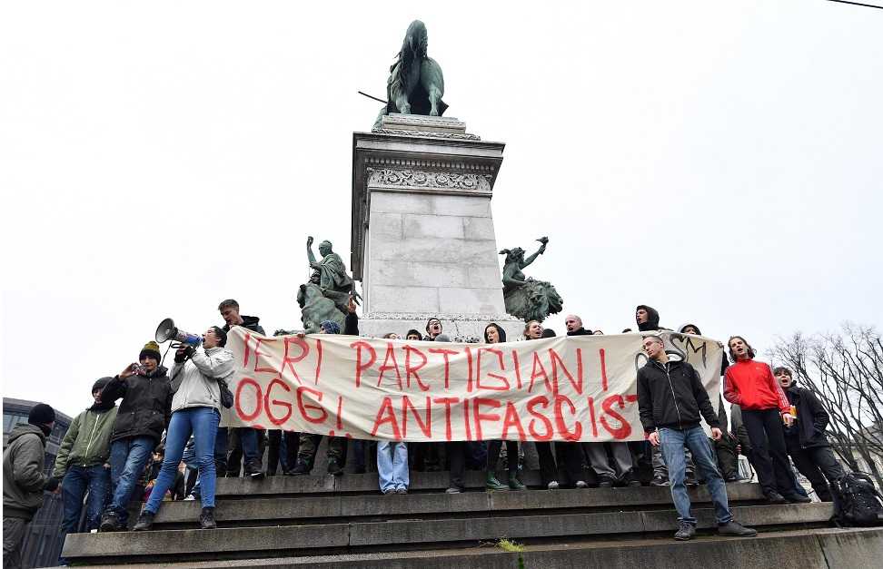I cortei contro il fascismo e i sit-in fascisti nel giorno della morte di Pertini article-post