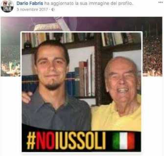 Dario Fabris, il candidato di Forza Nuova che abbraccia Erich Priebke