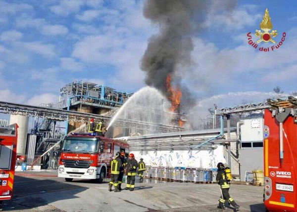 Bulgarograsso (Como), esplosione in un’azienda che tratta rifiuti speciali: 3 feriti gravi | LIVE