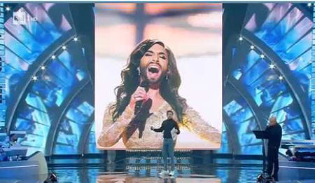 Sanremo 2018, Pierfrancesco Favino e lo scivolone su Conchita article-post