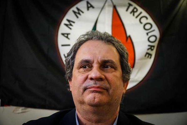 Roberto Fiore e la foto con un simpatizzante di Forza Nuova che ha colpito uno straniero a mattonate