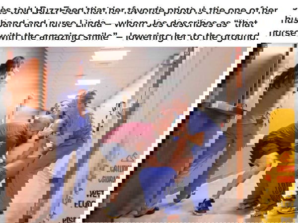 Fino a dove si può spingere il fotografo? Lo scatto del parto in diretta fa discutere