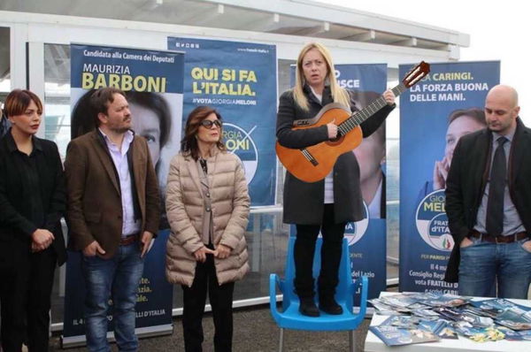 No, la foto di Giorgia con la chitarra non è vera. Purtroppo