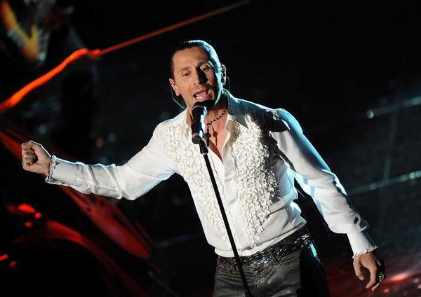 Il vescovo cancella il concerto di Povia (con Il Popolo della Famiglia) perché «inopportuno»