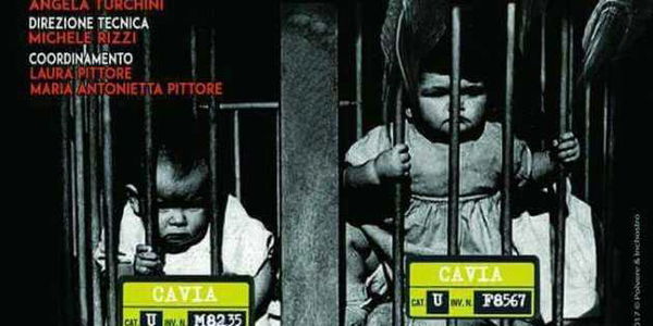 Lo spettacolo contro la legge Lorenzin: “Il decreto” con i bambini in gabbia