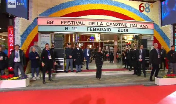 Laura Pausini omaggia i fan fuori dall’Ariston, esce cantando “Come se non fosse mai amore”