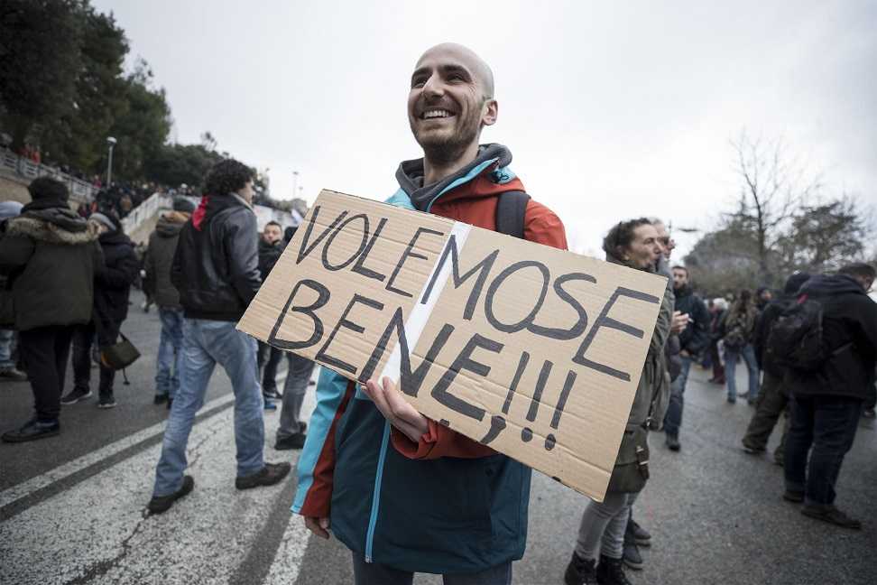 Macerata, il corteo sfila in modo pacifico. Ma è polemica sui cori sulle foibe article-post