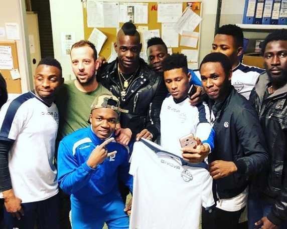 Mario Balotelli a cena coi richiedenti asilo del “Pampuri” di Brescia