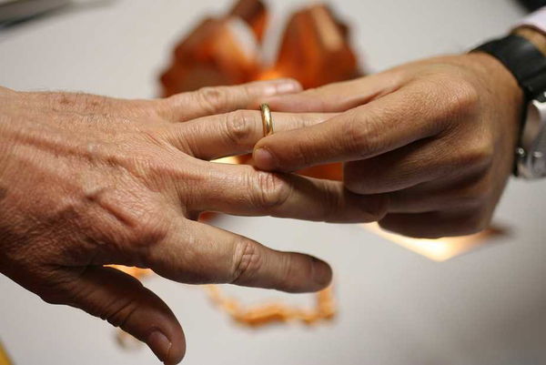 Il Comune di Verona cancella lo slogan «Sposa chi vuoi» perché ammicca alle coppie gay