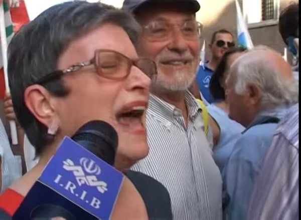 Come nasce il video della signora commossa che canta “Meno male che Silvio c’è”