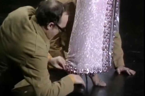 La gag di Michelle senza scarpa è uguale a quella di Shirley Bassey nel 1971 | VIDEO