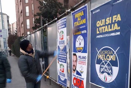 I migranti che attaccano i manifesti di Salvini e Meloni a Milano article-post
