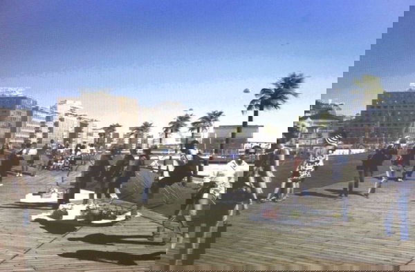 Napoli, nelle slides di presentazione del nuovo molo Beverello vengono inseriti due venditori ambulanti di borse