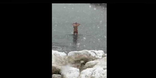 C’è la neve a Napoli e qualcuno si tuffa in mare | VIDEO