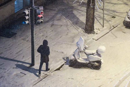 Roma si è svegliata sotto la neve, disagi per chi viaggia in bus e treno | INFO | FOTO article-post