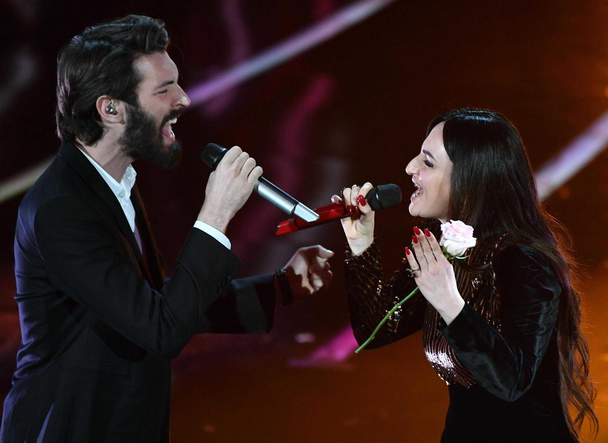 Arisa ringrazia la signora Marina o Marinella che le ha venduto il vestito di Sanremo 2018 al mercato article-post