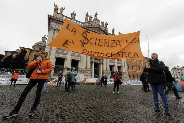 I biologi chiamano la sicurezza per contenere i no vax