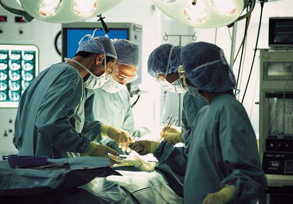 Uno straordinario intervento a Bergamo, separate gemelline siamesi di 6 mesi