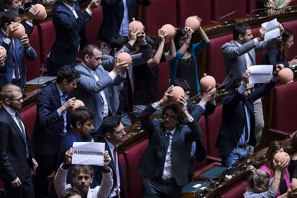 I parlamentari M5S e le spese d’oro anche ad agosto, con il Parlamento chiuso