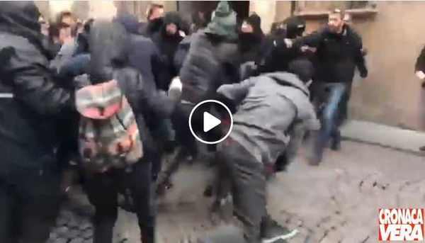 Il video del poliziotto picchiato dal gruppo di antifascisti a Piacenza