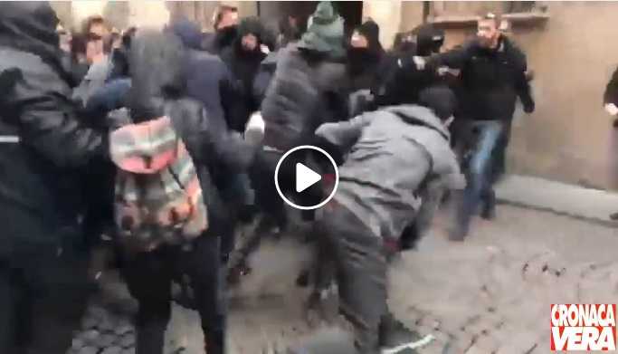 Il video del poliziotto picchiato dal gruppo di antifascisti a Piacenza article-post