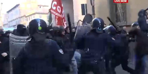 Piacenza, scontri fra polizia e manifestanti al corteo contro il fascismo | VIDEO