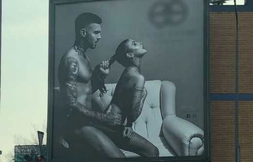 La pubblicità con la scena di sesso (rimossa a Napoli) rispunta a Milano