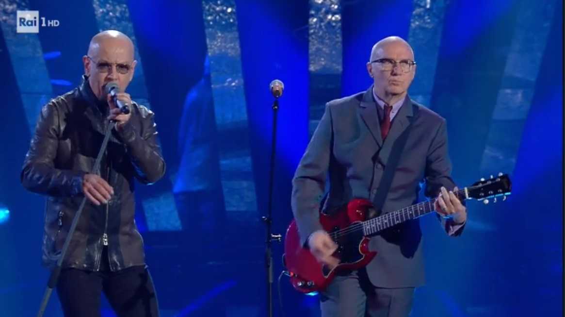 Sanremo, sul palco sale Midge Ure ma è senza chitarra. Ruggeri ferma tutto e riprende article-post