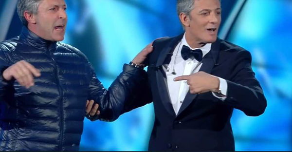 Sanremo 2018: inizio col botto.  Blitz di un uomo sul palco, Fiorello calma tutti