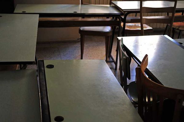 Caserta, alunno di 17 anni ferisce la prof al volto con un coltello