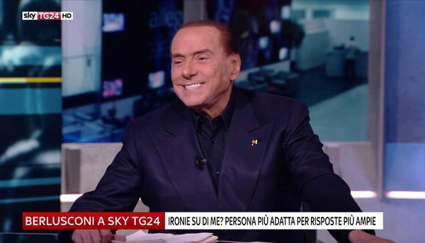 Berlusconi imita Renzi (ma non gli riesce benissimo)