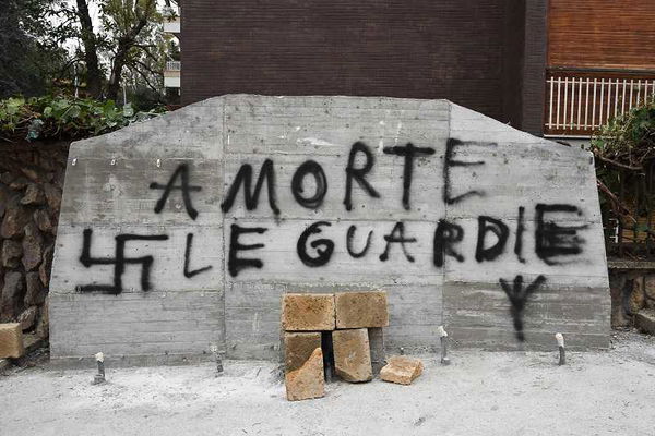 «A morte le guardie»: a Roma targa di Aldo Moro imbrattata con la svastica | FOTO