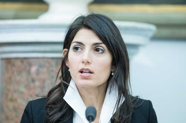 La solitudine di Virginia Raggi «tradita un’altra volta» dal M5S per l’imposizione di Lanzalone