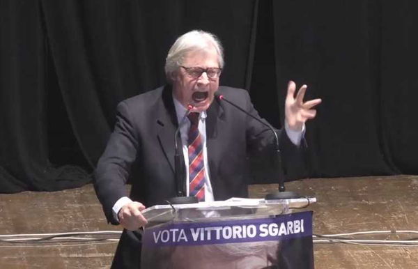 Lo show di Sgarbi a Pomigliano: «Di Maio capra, nel M5S deputati del c…» | VIDEO