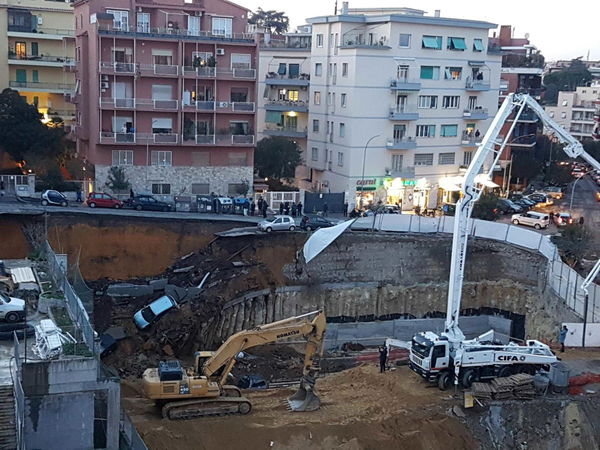 Sprofonda Roma, voragine alla Balduina: sette auto precipitate nel vuoto