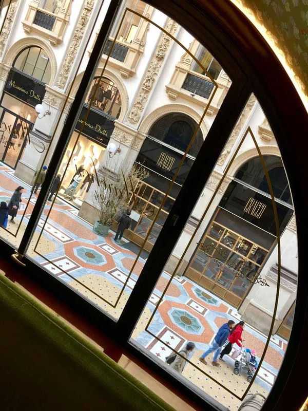 Altro che Cracco: ma avete mai ordinato una bottiglia d’acqua in Galleria a Milano?