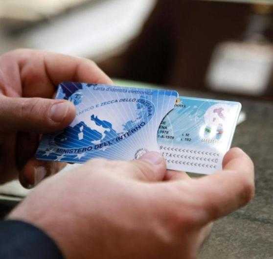 Carta d’identità elettronica, i comuni che obbligano a pagare in contanti sono fuori legge