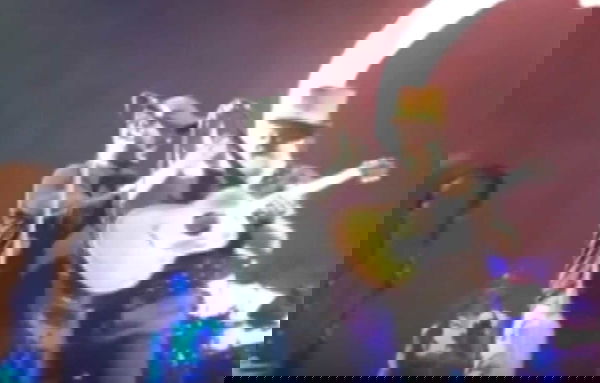 Checco Zalone ruba la scena a Zucchero: lui si meraviglia che il pubblico conosca «Angela» | VIDEO