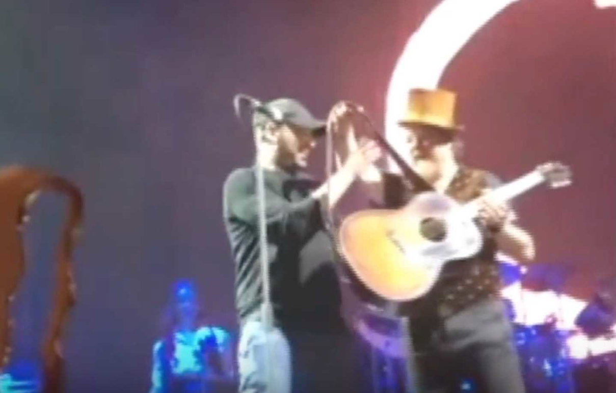 Checco Zalone ruba la scena a Zucchero: lui si meraviglia che il pubblico conosca «Angela» | VIDEO article-post