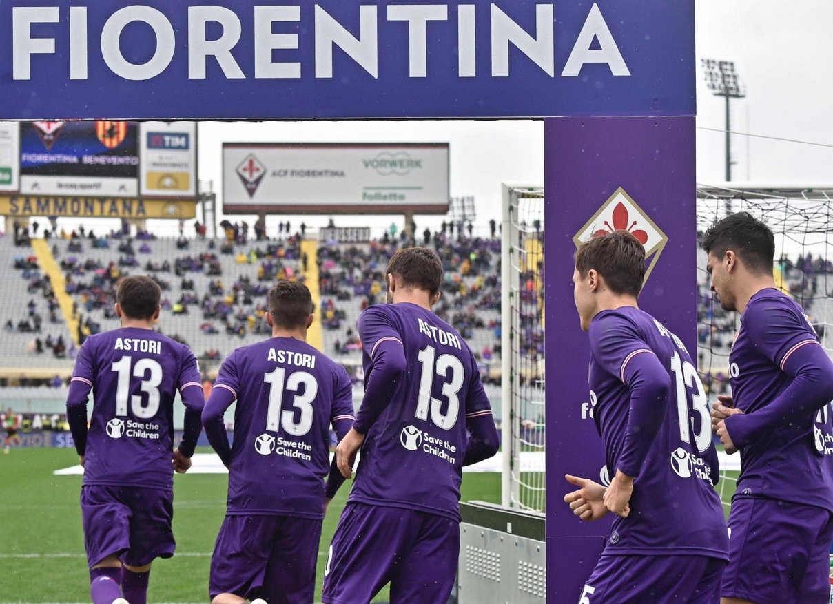 Il Franchi si commuove, tutti i giocatori in campo con la maglia di Astori | VIDEO article-post